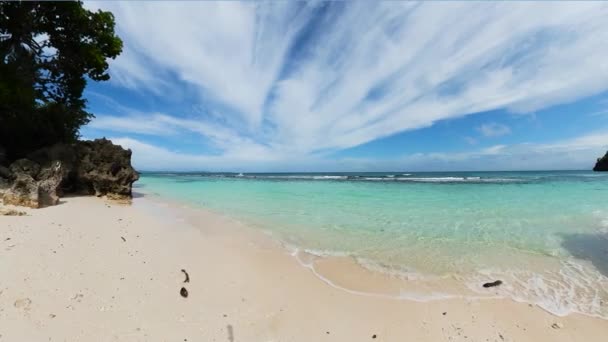 Gyönyörű Óceáni Hullámok Homokos Tengerparton Carabao Szigetén Romblonban Fülöp Szigeteken — Stock videók