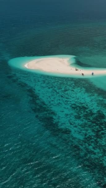 Белый Остров Окружен Бирюзовой Водой Кораллами Остров Камигин Филиппины Вертикальное — стоковое видео