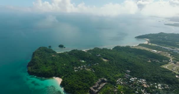Тропічний Острів Зеленим Лісом Біля Узбережжя Пляжем Білого Піску Боракай — стокове відео