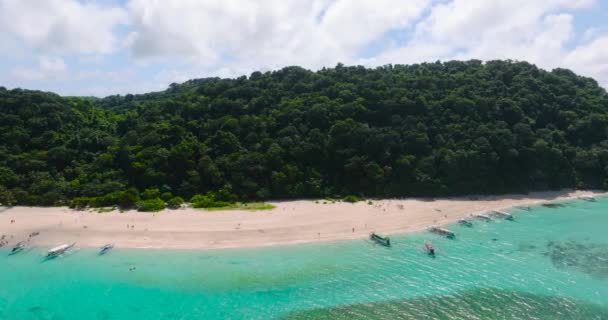 Tropisch Landschap Met Boten Drijvend Het Heldere Turquoise Zeewater Golven — Stockvideo