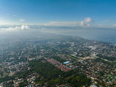 Filipinler, Mindanao 'daki General Santos şehrinin üzerinde güzel gökyüzü ve bulutlar.