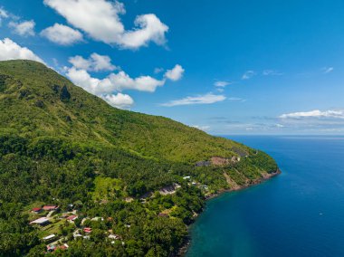 Derin mavi denizle çevrili dağlık uçurumu olan tropik bir ada. Camiguin Adası. Filipinler.