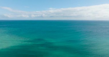 Mavi deniz yüzeyinin havadan görünüşü ve mercanlı turkuaz su. Santa Fe, Tablas, Romblon. Filipinler.