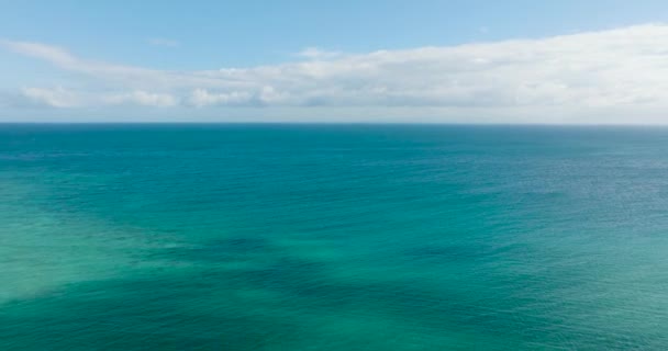 Mavi Deniz Yüzeyinin Havadan Görünüşü Mercanlı Turkuaz Santa Tablas Romblon — Stok video