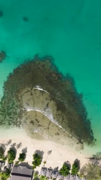 Θαλάσσια Κάπα Πάνω Άποψη Της Λευκής Αμμώδους Παραλίας Κύματα Mindanao — Αρχείο Βίντεο