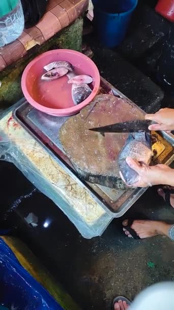 Venditore Rimuovere Pinne Del Pesce Iligan Filippine Vista Verticale — Video Stock