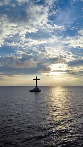 Velký Kříž Modrou Oblohou Slunečním Světlem Mraky Camiguin Island Filipíny — Stock video