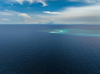 Camiguin Adası 'ndaki güzel mavi deniz ve beyaz kumsalda. Filipinler.