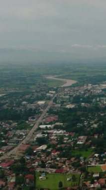 Nehirli tropik dağ ve evleri olan şehir. Bukidnon, Filipinler. Mindanao. Dikey görünüm.