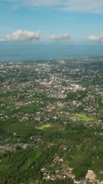 Zamboanga Yarımadası 'ndaki birinci sınıf kentleşmiş şehrin havadan görünüşü. Zamboanga Şehri. Mindanao, Filipinler. Dikey görünüm.