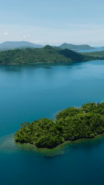 Adalardaki Güzel Derin Mavi Denizin Mavi Gökyüzünün Bulutların Havadan Görünüşü — Stok video