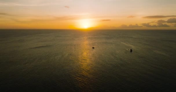 Pôr Sol Sobre Superfície Mar Tropical Barcos Sobre Mar Com — Vídeo de Stock