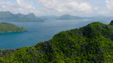El Nido, Palawan 'daki Inambuyod Adası ve Matinloc Adası. Filipinler.