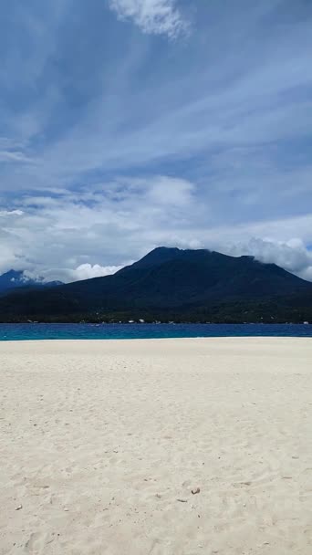 Λευκή Αμμουδιά Σκόνη Και Γαλάζια Θάλασσα Νήσος Camiguin Φιλιππίνες Λευκό — Αρχείο Βίντεο