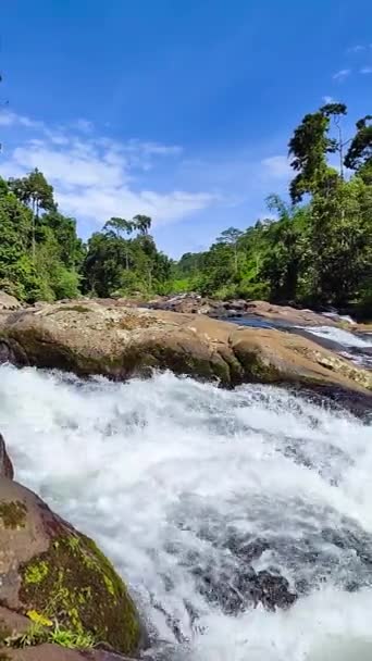 Быстрый Поток Воды Над Скалами Лимунсуданский Водопад Минданао Филиппины Вертикальный — стоковое видео