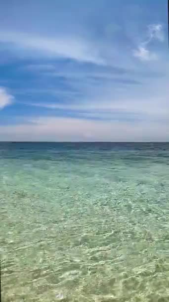 Gyönyörű Tengeri Táj Átlátszó Óceáni Vízzel Hullámokkal Sáska Sziget Camiguin — Stock videók
