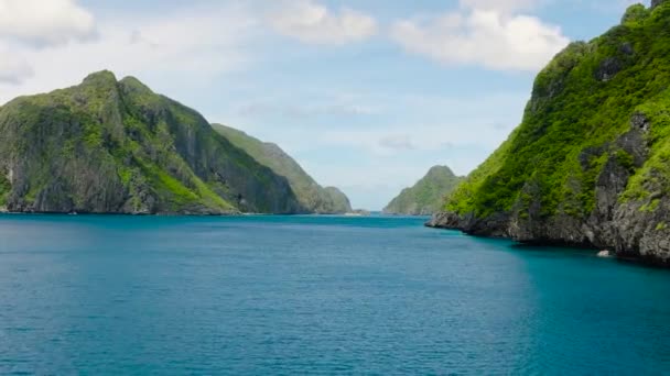 トロピカル諸島と共に青海を飛行する エルニド パラワン フィリピン — ストック動画
