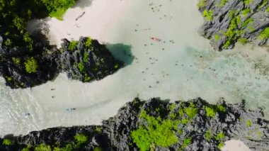 Saklı Sahilde muhteşem bir kireç taşı. Matinloc Adası. El Nido, Palawan. Filipinler.