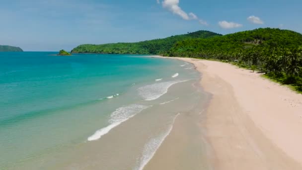 砂浜に面した美しい海の波 ナッパンビーチ ブルースカイと雲 エルニド パラワン フィリピン — ストック動画