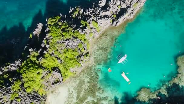 Rocas Calizas Rodeadas Laguna Pequeña Con Barco Kayak Isla Miniloc — Vídeos de Stock