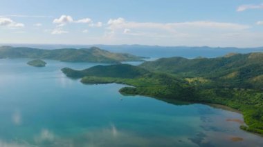 Coron 'daki mangrov ormanının havadan görünüşü. Mavi gökyüzü ve bulutlar. Palawan 'da. Filipinler.