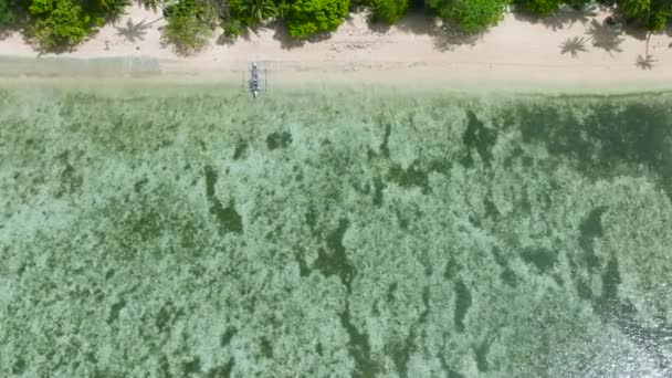 Zon Reflectie Wit Zandstrand Turquoise Zeewater Met Boot Busuanga Palawan — Stockvideo