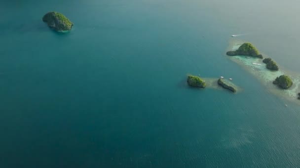 Пекадос Остров Восточный Макинит Лодками Окруженными Синим Морем Корон Палаван — стоковое видео