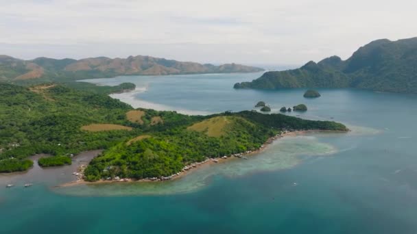 Ilha Com Casas Perto Costa Mar Azul Ilhotas Coron Palawan — Vídeo de Stock