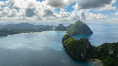 El Nido 'daki sahil kasabası. Mavi gökyüzü ve bulutların altında yüzen tekneler. Palawan 'da. Filipinler.