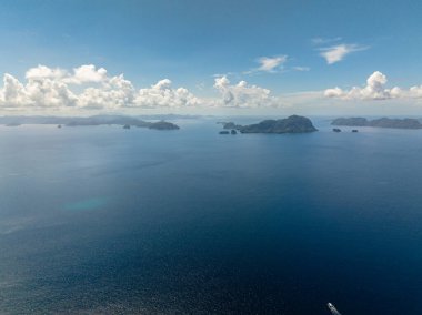 Mavi denizle çevrili adaların ve İsletlerin tropikal manzarası. El Nido, Palawan. Filipinler.