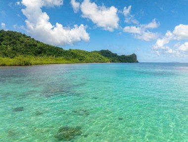 Mercanlı açık deniz suyu ve El Nido, Palawan 'da bir ada. Filipinler.