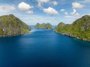 El Nido, Palawan 'daki tropik mavi deniz ve adalar manzarası. Filipinler.