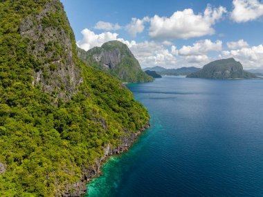 Mavi denizli Cadlao Adası. El Nido, Palawan 'da mavi gökyüzü ve bulutlar. Filipinler.