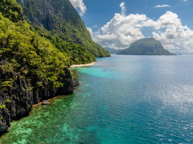 Ada 'daki kireçtaşı kaya yapısı berrak deniz suyu ve mercanlarla dolu. El Nido, Palawan. Filipinler.