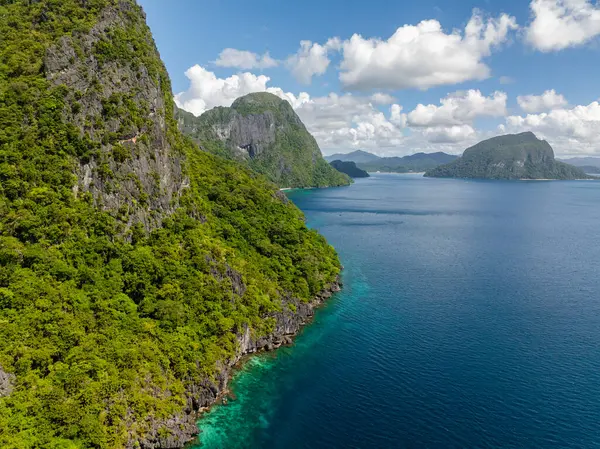 Mavi denizli Cadlao Adası. El Nido, Palawan 'da mavi gökyüzü ve bulutlar. Filipinler.