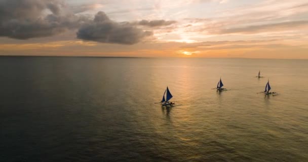 フィリピン ボラカイの水と帆船に日没を反映した熱帯海岸 — ストック動画