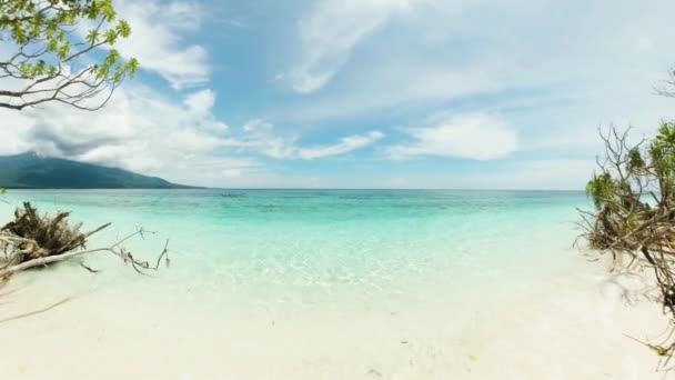 Sandstrand Mit Kristallklaren Meereswellen Mantigue Island Camiguin Philippinen — Stockvideo
