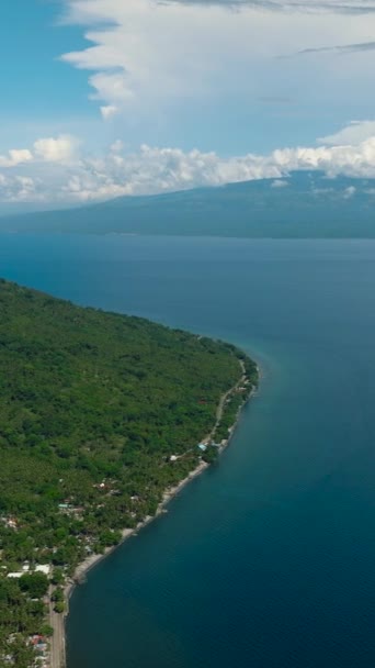 Ilha Tropical Com Mar Azul Céu Azul Nuvens Mindanao Filipinas — Vídeo de Stock