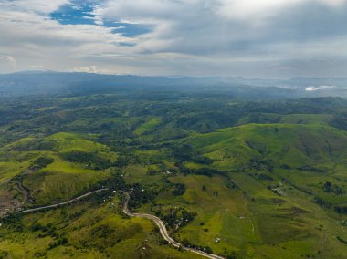 Yağmur ormanları ve tarım arazisi olan dağ yamaçlarının en üst manzarası. Mindanao, Filipinler.
