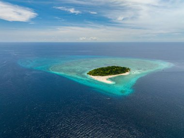 Mantigue Adası 'ndaki turkuaz deniz suyu ve mercanlar. Camiguin, Filipinler.