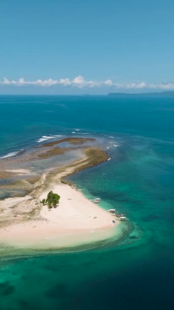 Ilha Tropical Com Areia Branca Rodeada Por Mar Azul Praia — Vídeo de Stock