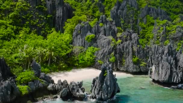 Beautiful Beach Matinloc Island Ocean Waves Splashing Limestone Rocks Nido — Stock Video