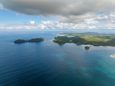 Mavi denizle çevrili Kalampisauan Adası. Busuanga, Palawan. Filipinler.