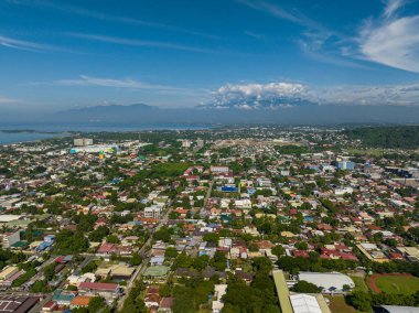 Davao City 'deki binaların ve evlerin üzerinde uçuyor. Mindanao, Filipinler. Şehir manzarası.