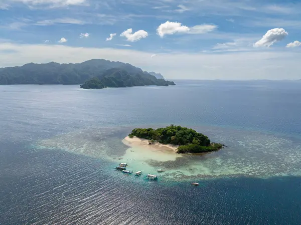 Beyaz kumlu plajı ve berrak deniz suyu olan küçük bir ada. CYC Plajı. Coron, Palawan. Filipinler.