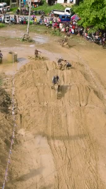フィリピン ザンボガ 5月12日 高速道路沿いの泥地でのモータークロス競技 ミンダナオだ バーティカルビデオ — ストック動画