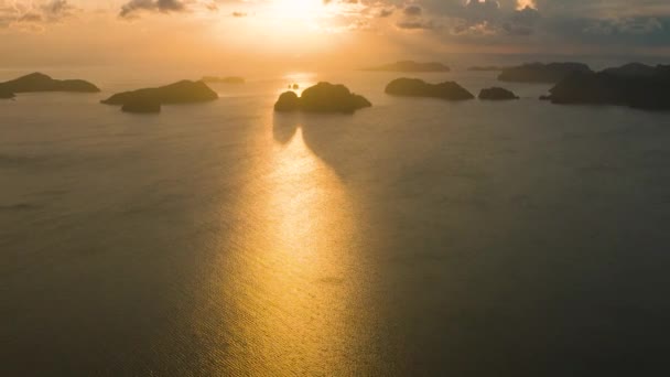 Μικρά Νησιά Χρυσό Ηλιοβασίλεμα Όμορφος Ουρανός Και Σύννεφα Στο Nido — Αρχείο Βίντεο