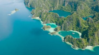 Şeffaf suyu olan güzel gölcükler. Coron, Palawan 'daki adalarda mavi deniz. Filipinler.