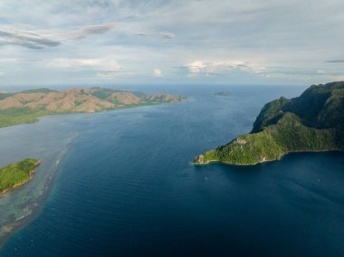 Banuang Daan 'ın mavi denizli tropik manzarası. Coron, Palawan, Filipinler.