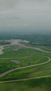 Gölleri ve sulak alanları olan tropik bir dağ. Bukidnon, Filipinler. Mindanao. Dikey görünüm.